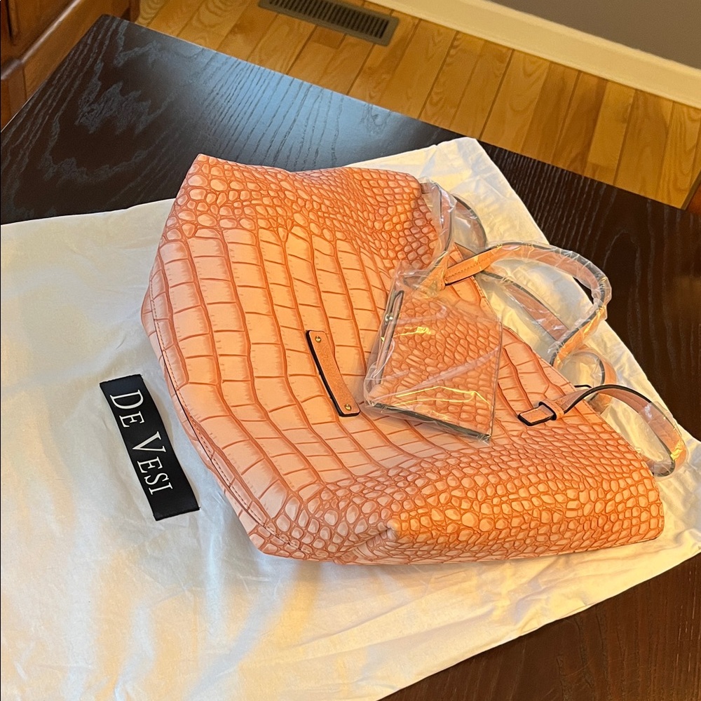 De vista nwt Pink Crocodile Pattern Shoulder Bag